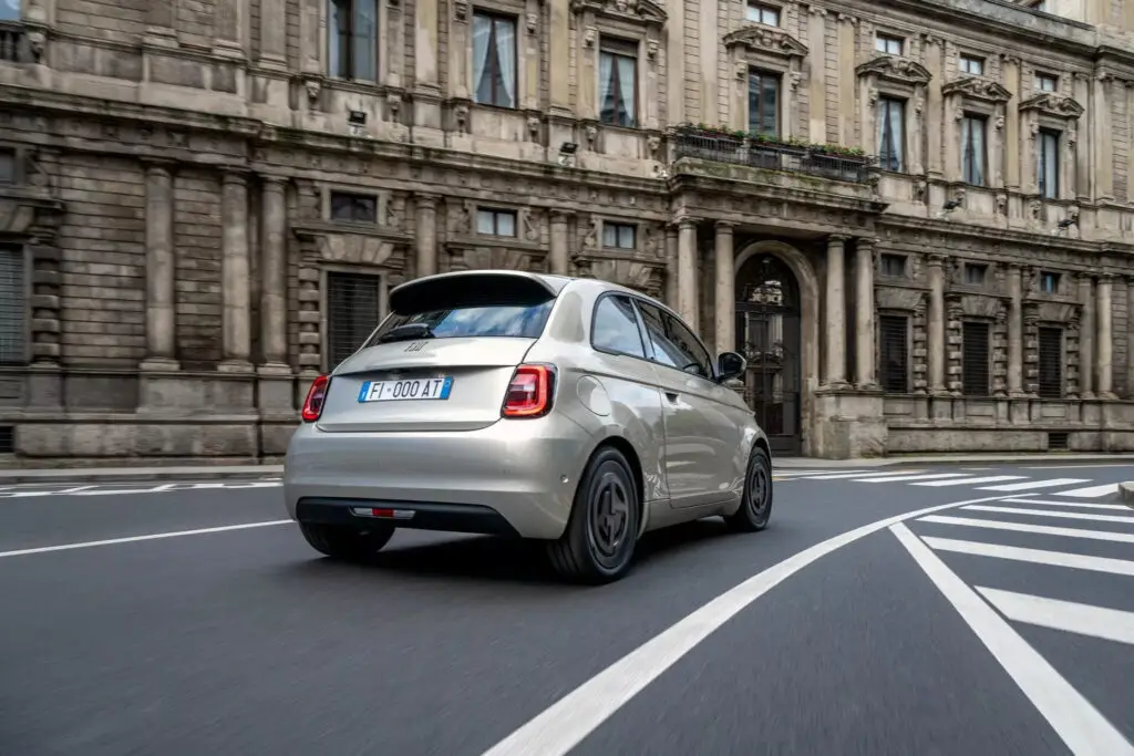 Виробництво Fiat 500e тимчасово зупинили через низькі продажі — photo 2