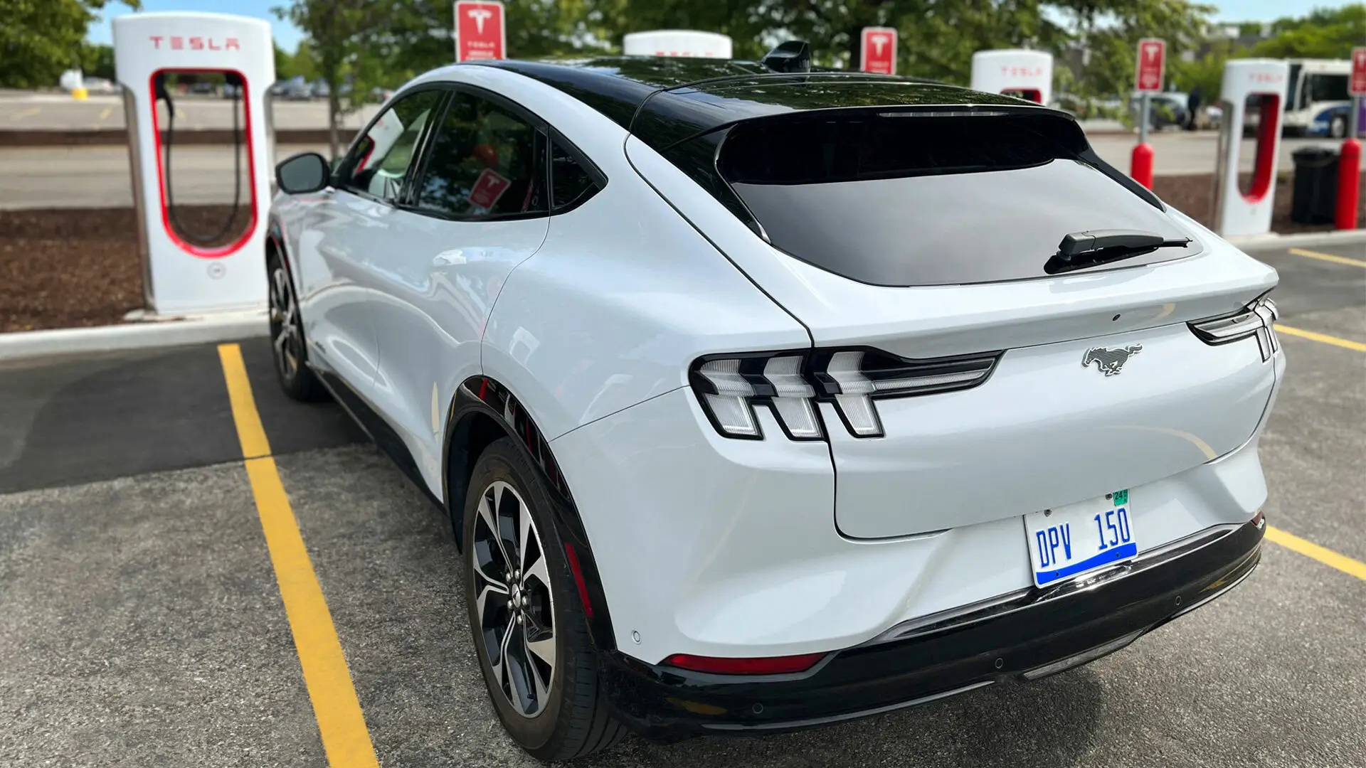 Tesla тормозит открытие сети Supercharger для других брендов — photo 23218