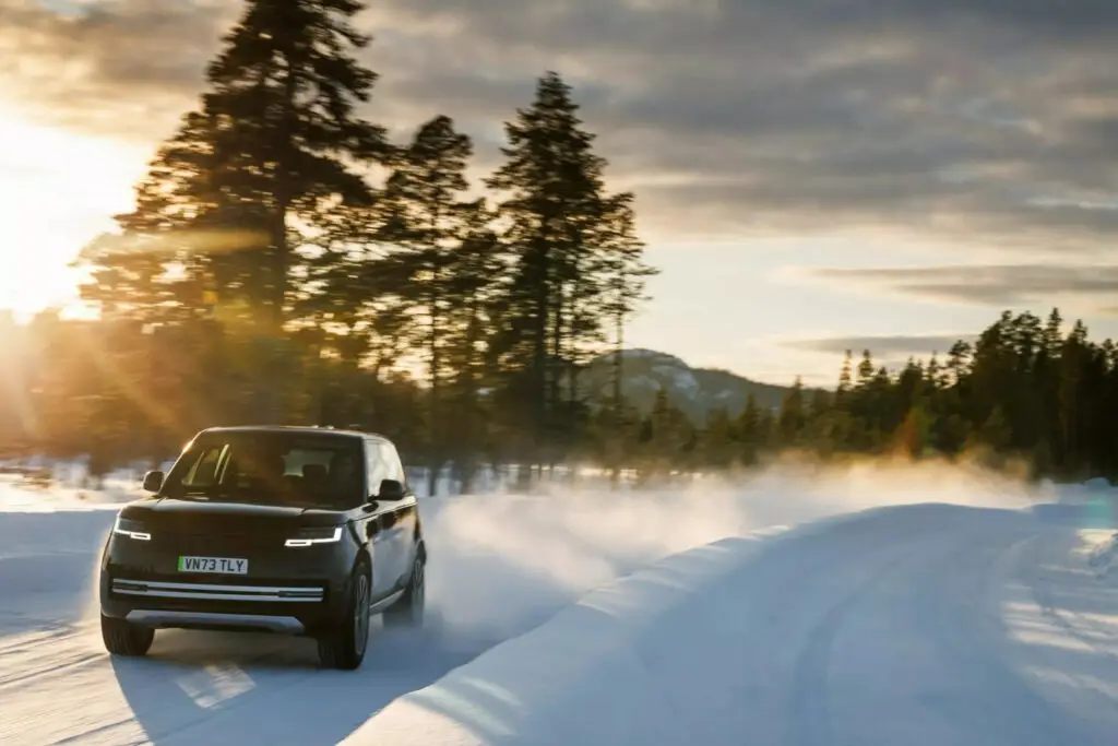 Електричний Range Rover пройшов випробування в екстремальних умовах — photo 10