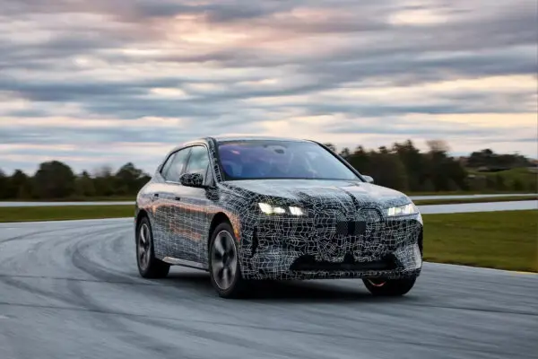 Оновлений електрокросовер BMW iX продовжує еволюціонувати — photo 24264