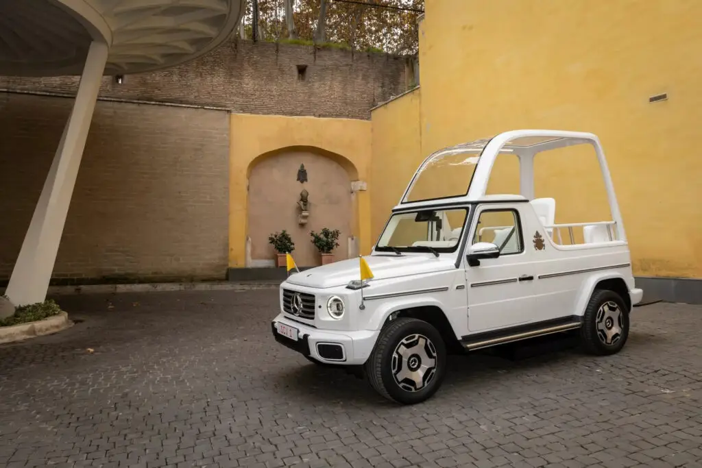 Mercedes створив електричний Popemobile для Папи Франциска — photo 9