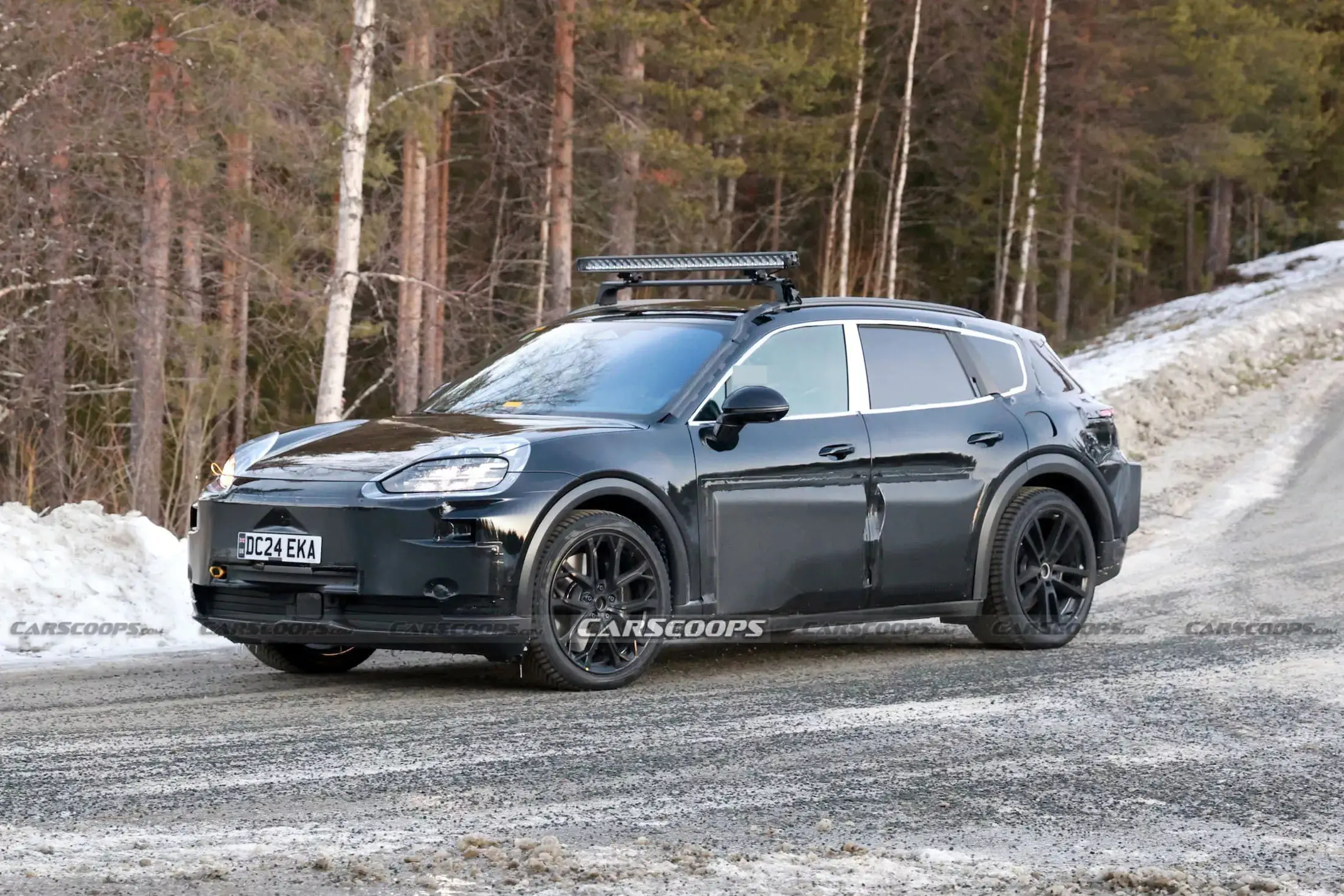 Bentley тестує перший електрокар маскуючись під Porsche Cayenne — photo 27953