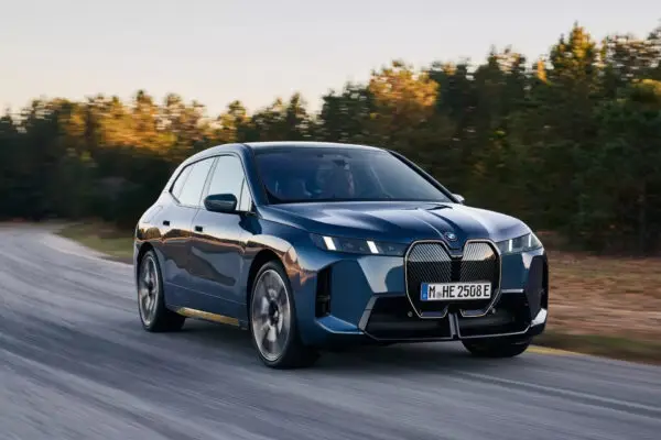 BMW iX 2026 модельного року пропонує більше запасу ходу за меншу ціну — photo 28619