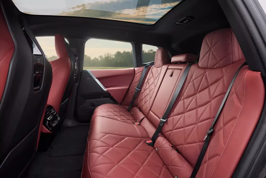 BMW iX 2026 модельного року пропонує більше запасу ходу за меншу ціну — photo 3
