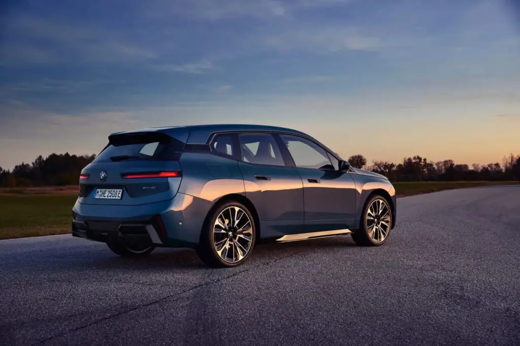BMW iX 2026 модельного року пропонує більше запасу ходу за меншу ціну — photo 7