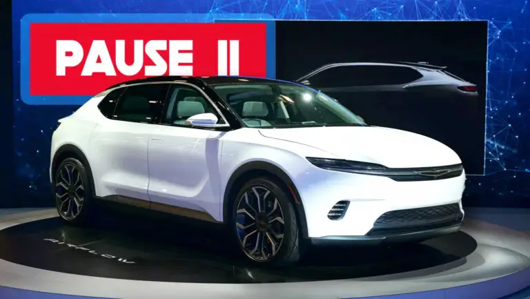 Chrysler заморожує запуск електричного кросовера до 2026 року — photo 27549