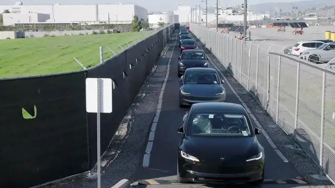 Tesla показала як свіжозібрані електрокари самостійно їдуть на парковку — photo 2