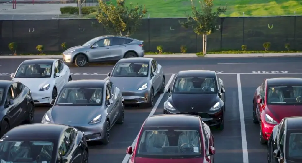 Tesla показала як свіжозібрані електрокари самостійно їдуть на парковку — photo 3