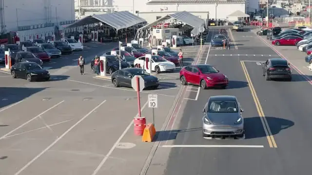 Tesla показала як свіжозібрані електрокари самостійно їдуть на парковку — photo 29136