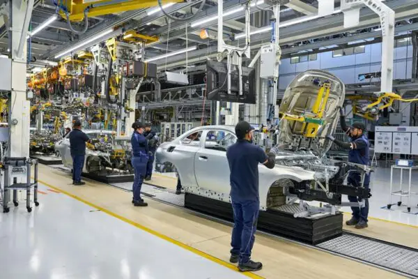 BMW робить ставку на ефективність, а не великі батареї — photo 30684