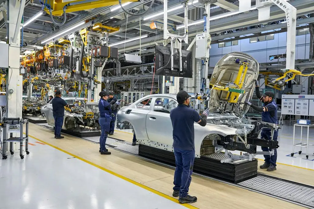 BMW робить ставку на ефективність, а не великі батареї — photo 30684