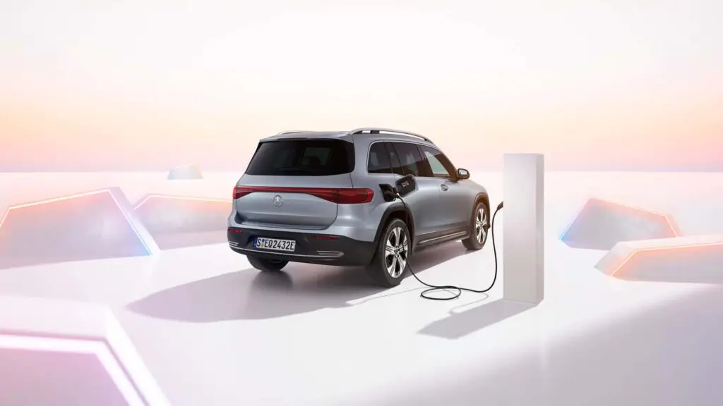 Mercedes-Benz EQB відкликають через ризик загоряння батареї — photo 2
