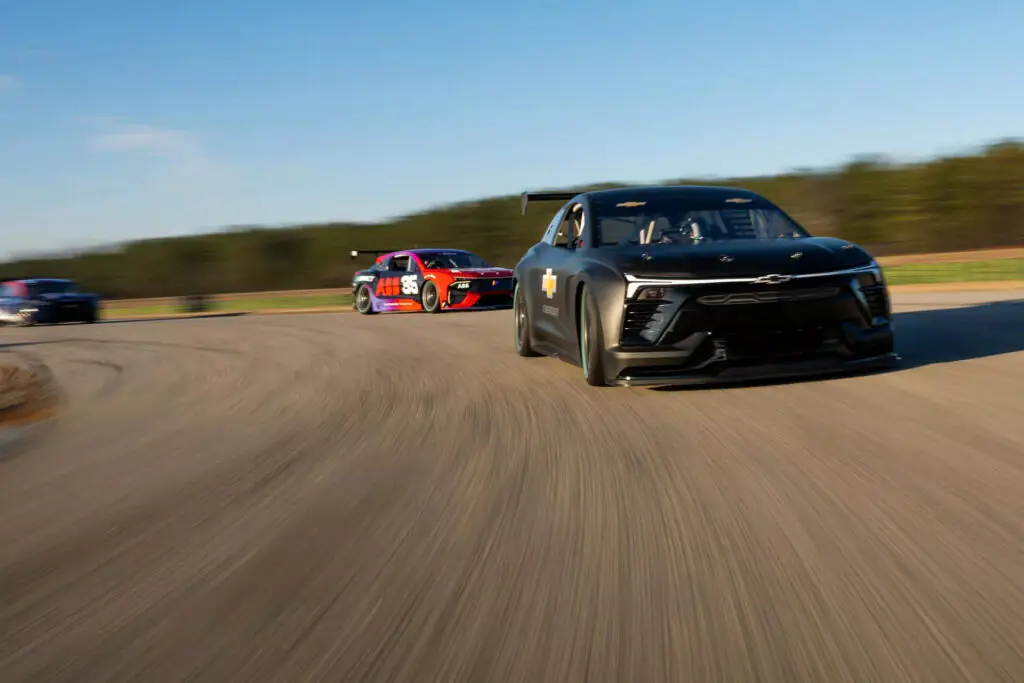 Chevrolet показала Blazer EV.R NASCAR: електромонстр потужністю 1300 к.с. — photo 5
