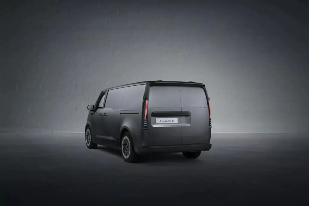 Renault і Volvo представили три спільні електричні фургони — photo 6