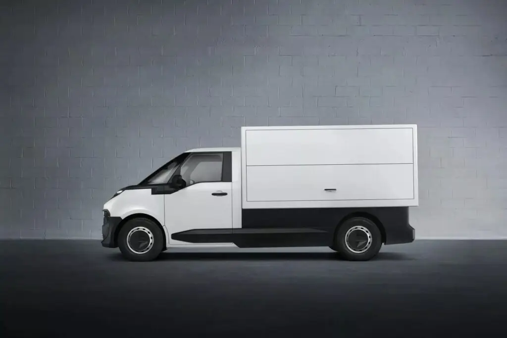 Renault і Volvo представили три спільні електричні фургони — photo 2