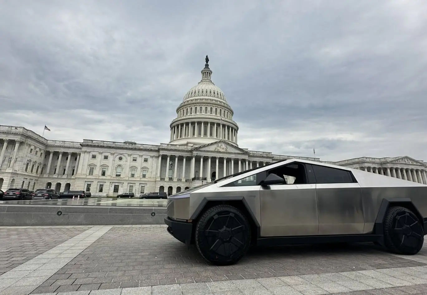 Чи справді адміністрація Трампа планувала закупівлю броньованих Tesla? — photo 32010