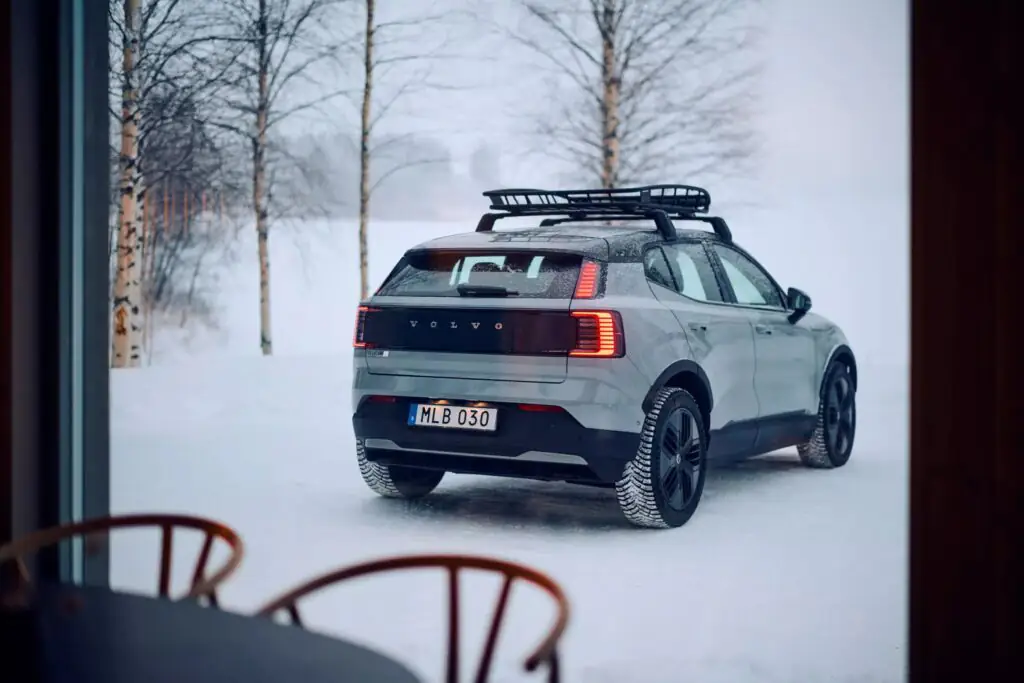 Volvo представила EX30 Cross Country: компактний універсальний електрокросовер — photo 4
