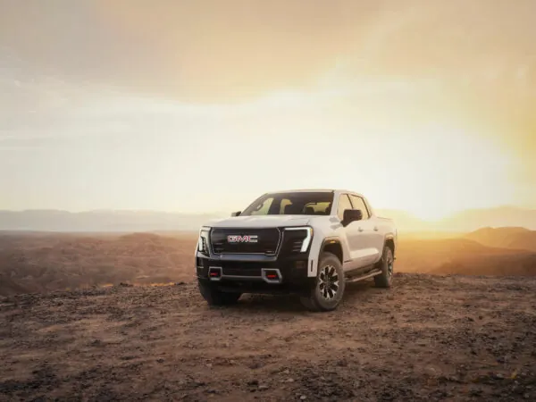 Оновлений електричний пікап GMC Sierra став значно дешевшим — photo 35635