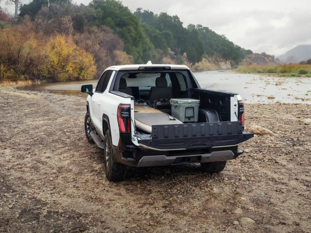 Оновлений електричний пікап GMC Sierra став значно дешевшим — photo 5
