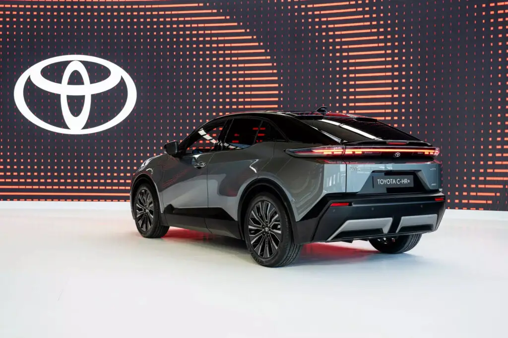 Новий електричний кросовер Toyota C-HR+ офіційно дебютував у Європі — photo 5