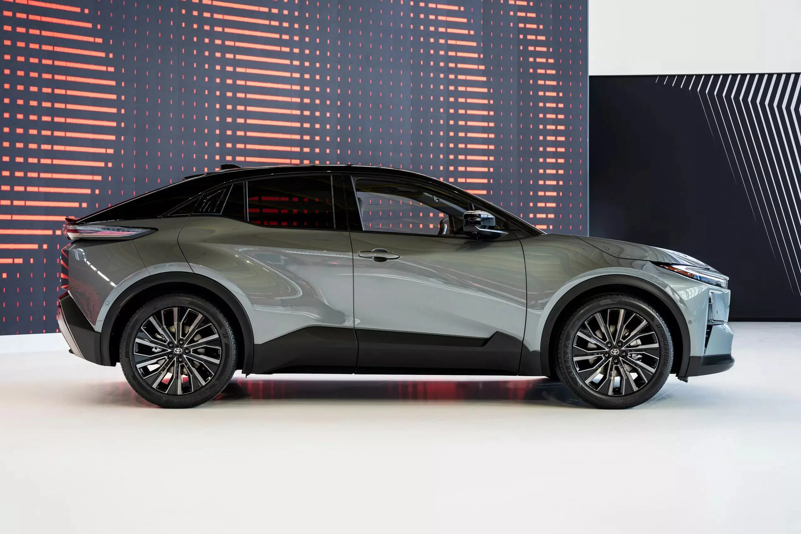 Новий електричний кросовер Toyota C-HR+ офіційно дебютував у Європі — photo 2