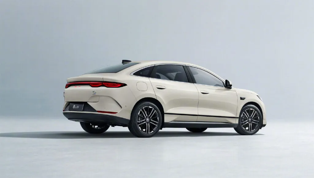 BYD Qin L EV – майже як Tesla, тільки за €14 900 — photo 4