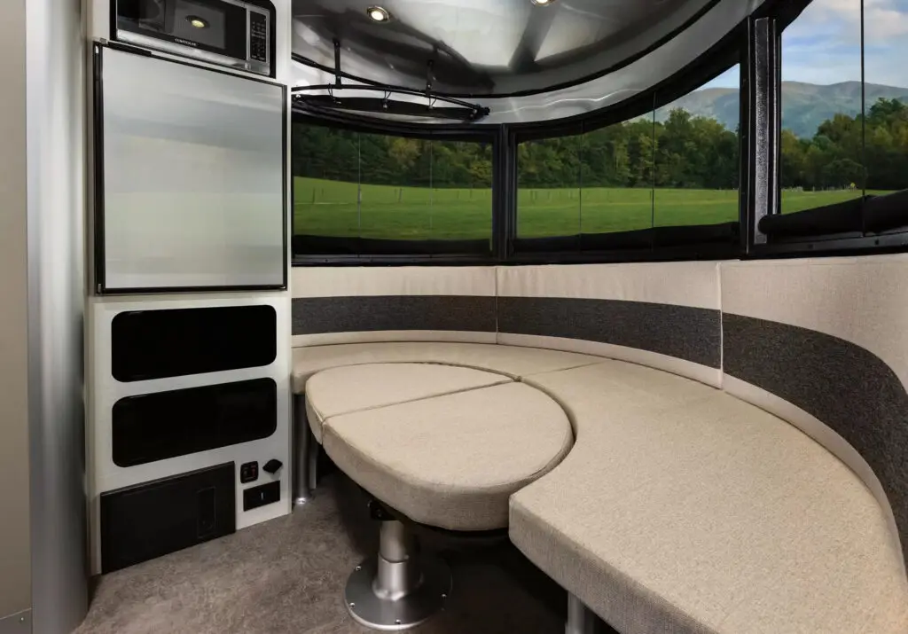 Airstream Basecamp 20Xe – автономний кемпер для електромобілістів — photo 3
