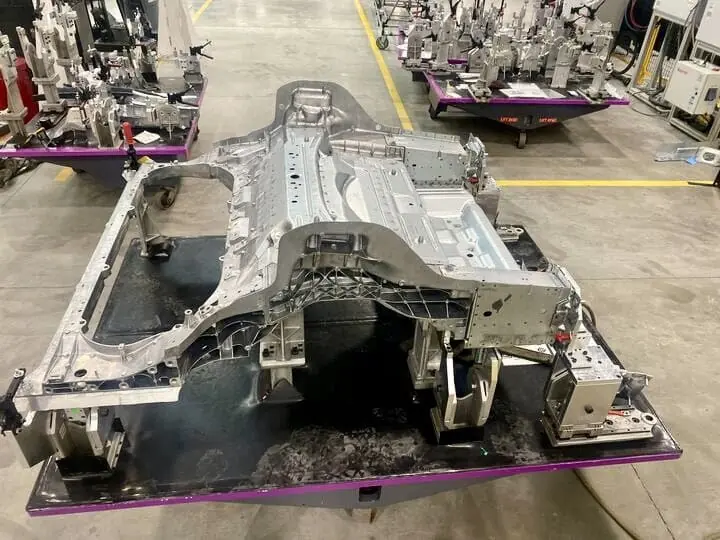 Американці показали перший кузов серійного Rivian R2 — photo 2