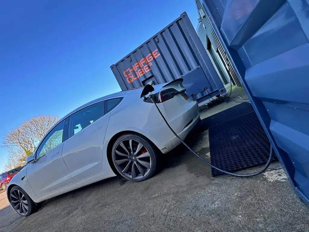 Fellten Charge Qube дає вживаним батареям Tesla друге життя — photo 4