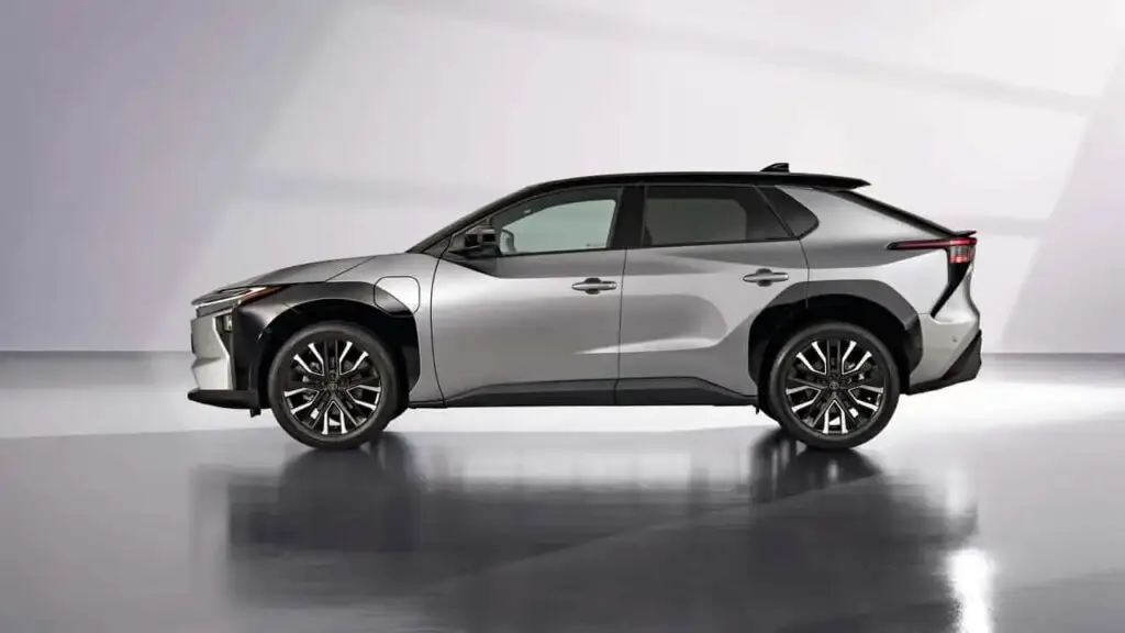 Toyota внедряет крупные обновления в свои электромобили — photo 7