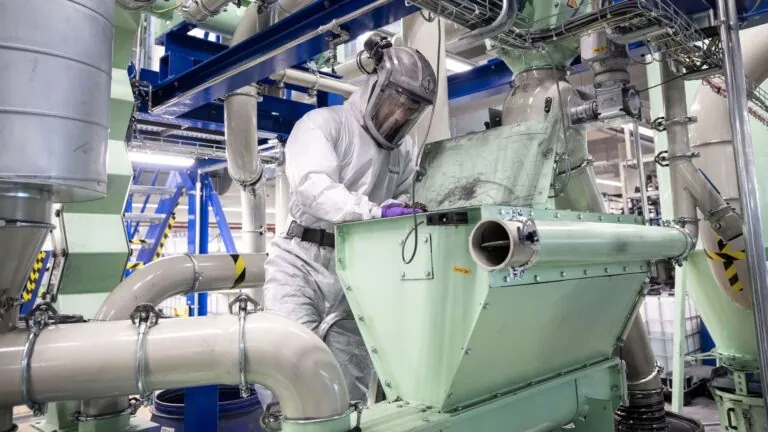 Porsche запустив пілотний проєкт із переробки акумуляторів високої напруги — photo 36146