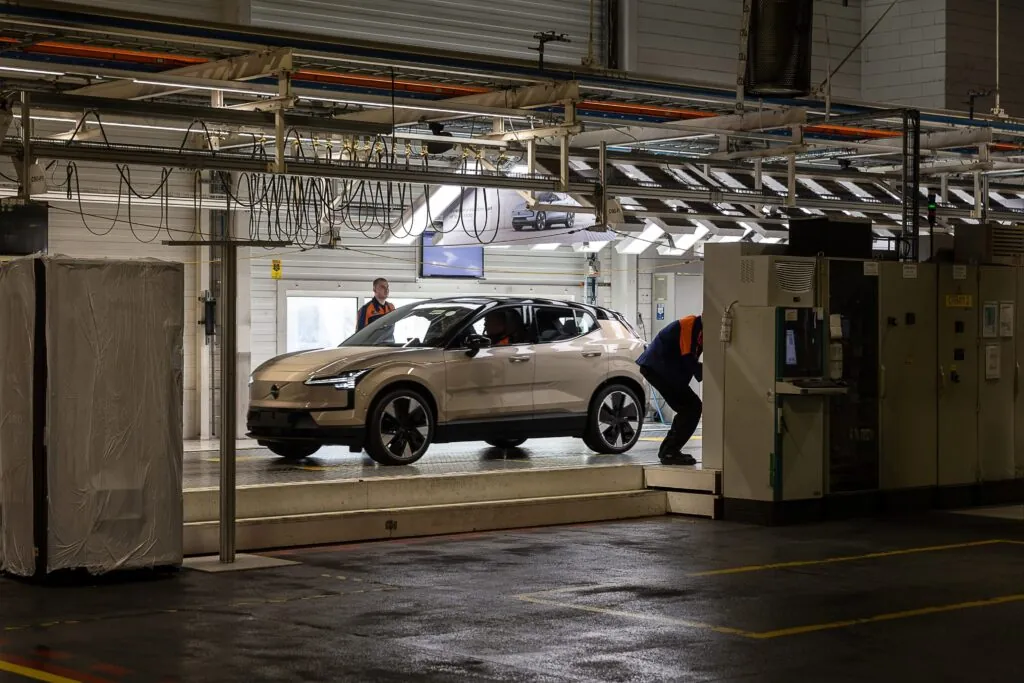 Volvo EX30 тепер європейський: старт виробництва у Бельгії вирішує тарифні проблеми електрохіта — photo 4