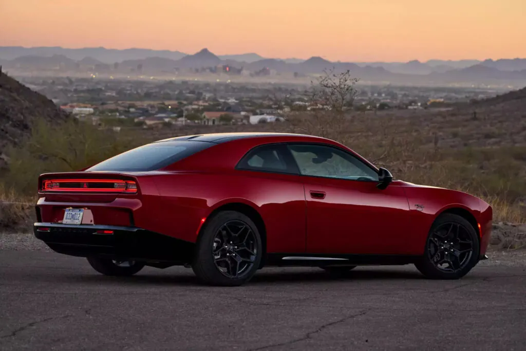 Dodge намагається врятувати продажі електричного Charger Daytona, пропонуючи знижки до $25 000 — photo 4
