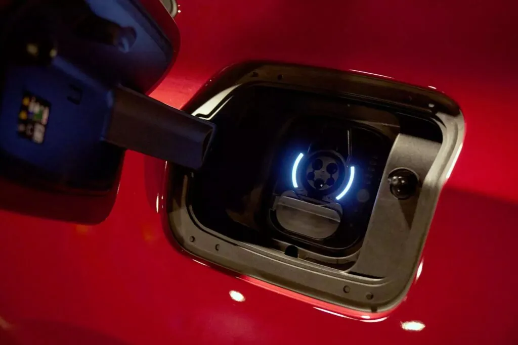 Dodge намагається врятувати продажі електричного Charger Daytona, пропонуючи знижки до $25 000 — photo 3