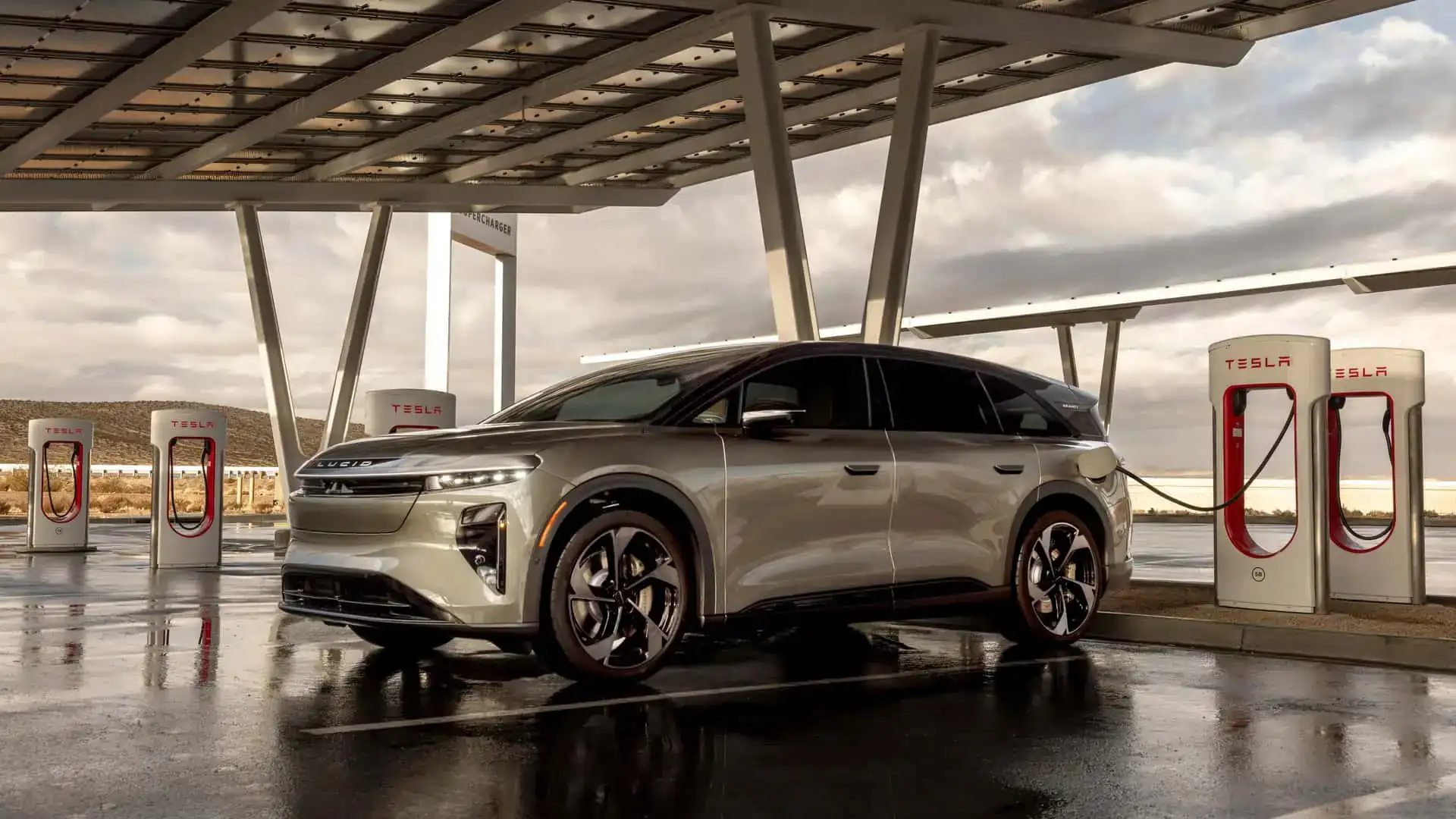 Lucid Gravity стане найшвидшим за зарядкою електромобілем поза межами Китаю — photo 36955