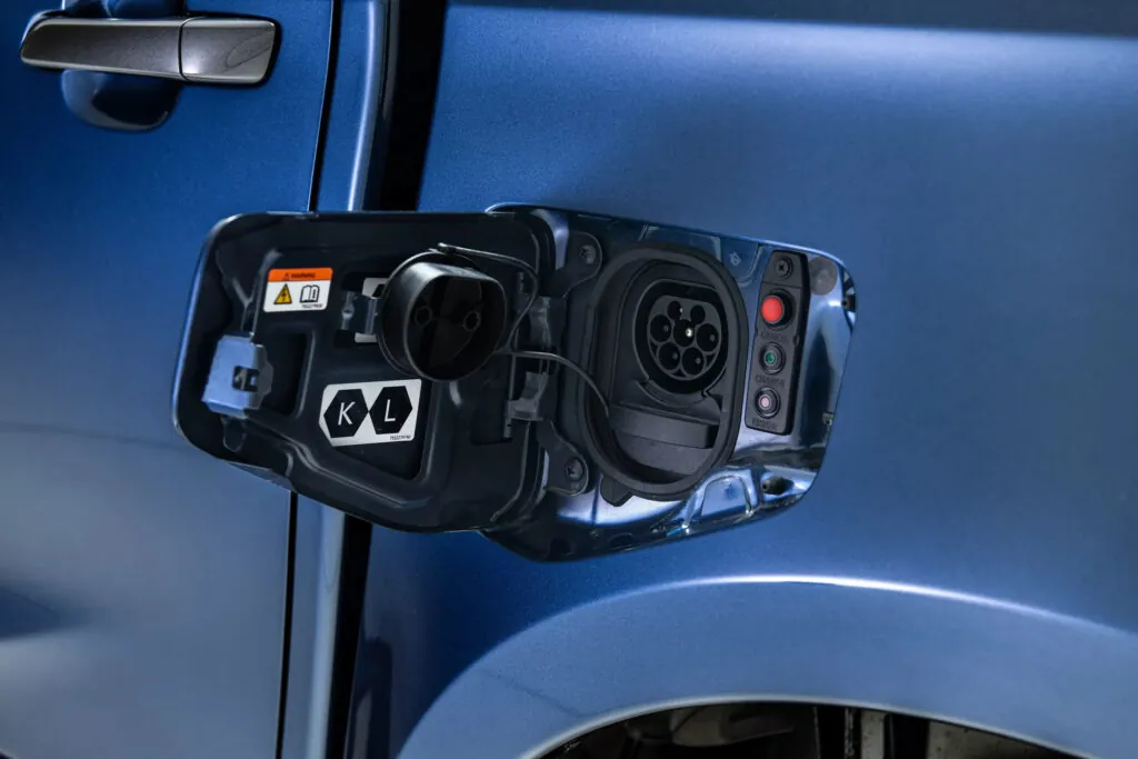 Isuzu офіційно представив свій електричний пікап D-Max EV — photo 2