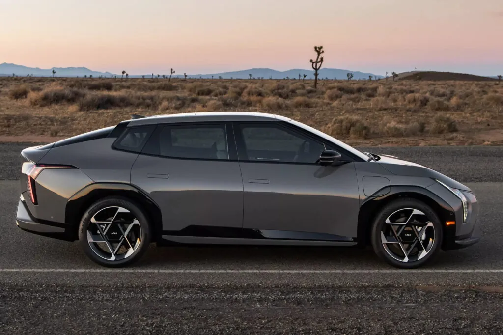 Kia офіційно представила свій перший глобальний електричний седан EV4 — photo 2