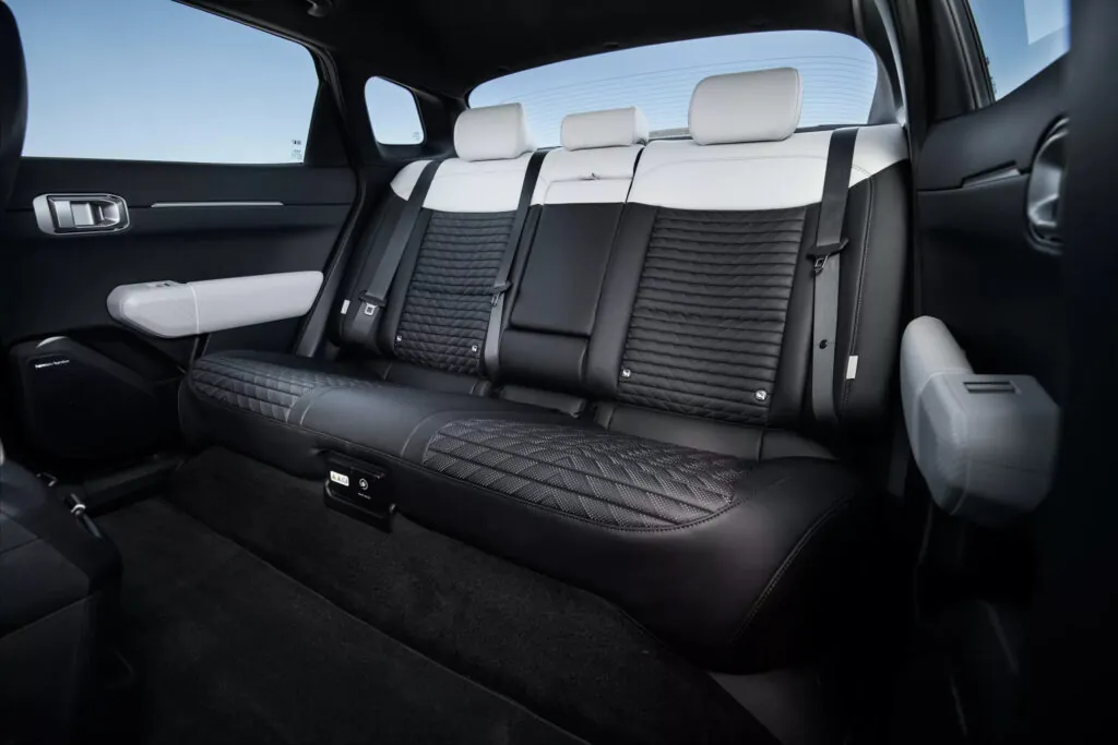 Kia офіційно представила свій перший глобальний електричний седан EV4 — photo 4