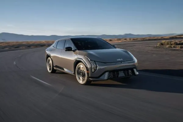 Kia офіційно представила свій перший глобальний електричний седан EV4 — photo 38156