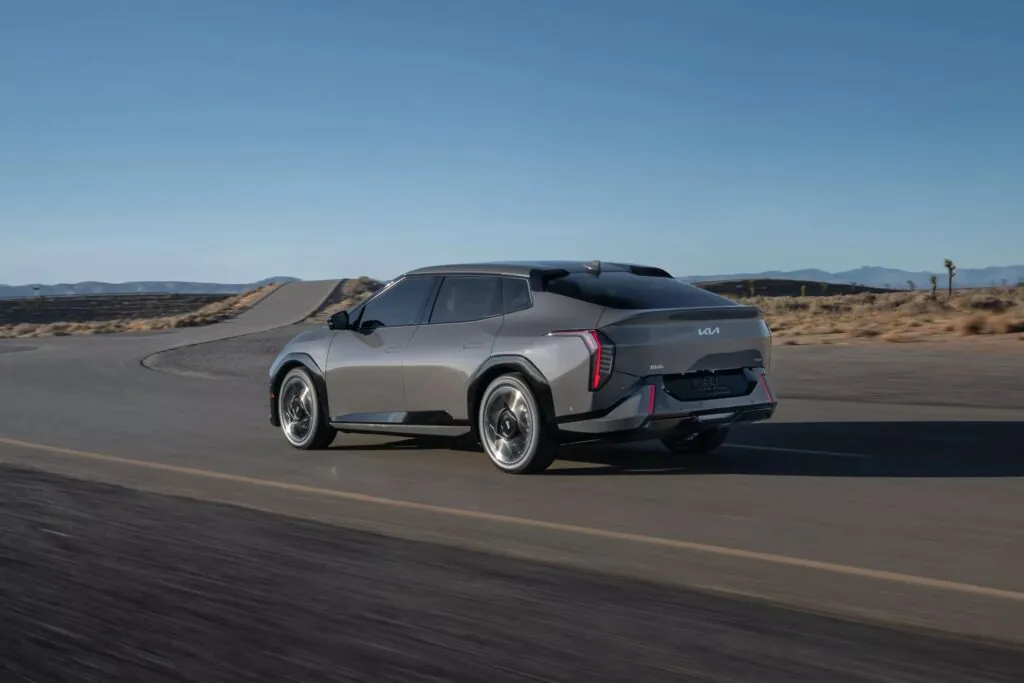 Kia офіційно представила свій перший глобальний електричний седан EV4 — photo 5
