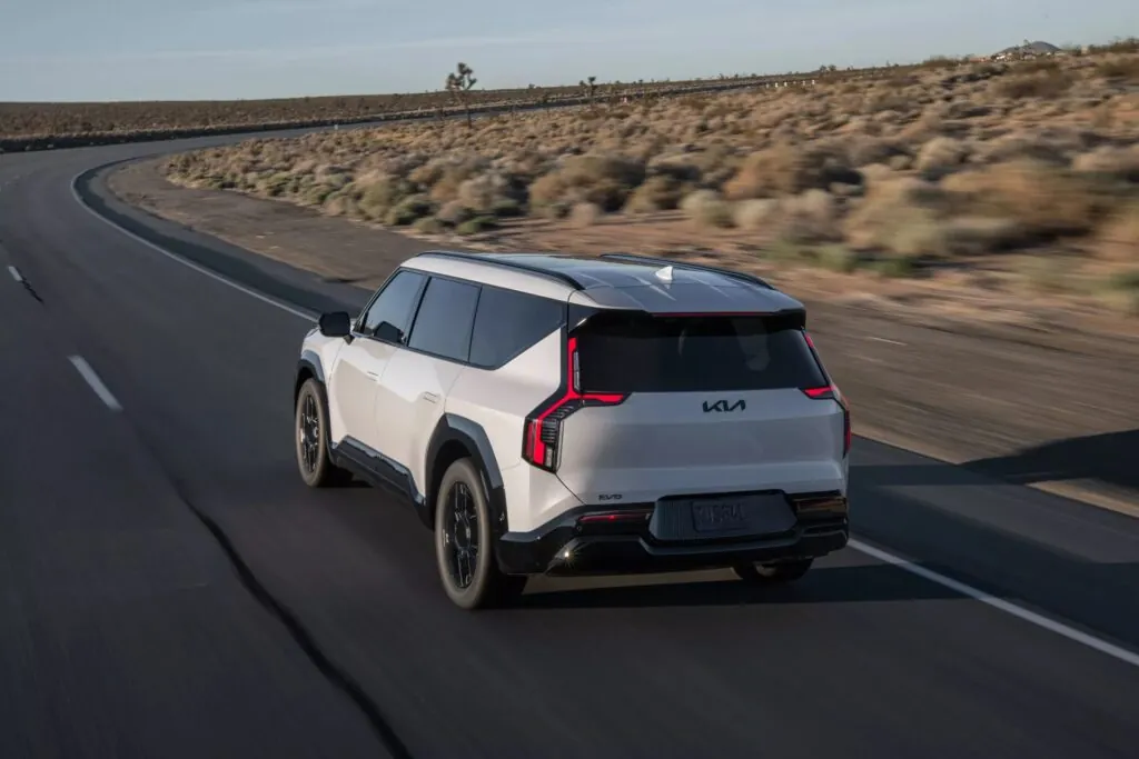 Kia EV9 Nightfall Edition: особлива версія електричного SUV, яка дійсно стала швидшою — photo 5