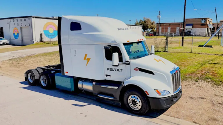 Американский стартап ReVolt запускает гибридные электрогрузовики на базе Peterbilt 579 — photo 36676