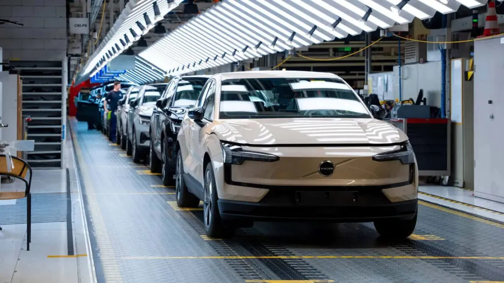 Volvo EX30 тепер європейський: старт виробництва у Бельгії вирішує тарифні проблеми електрохіта — photo 3