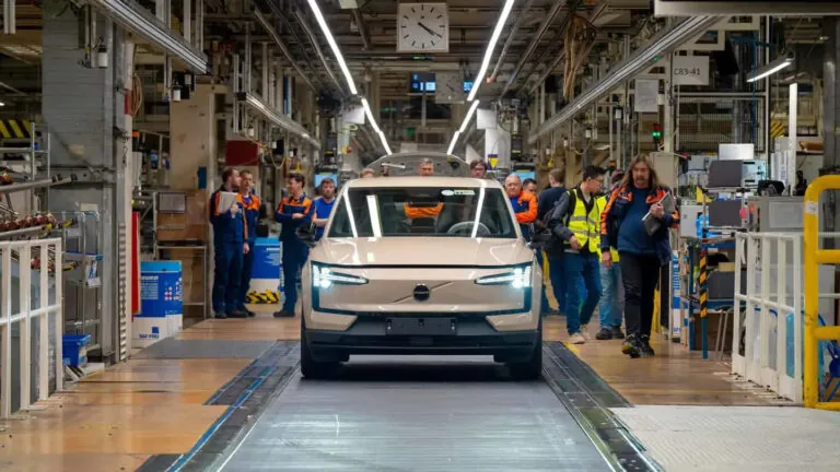 Volvo EX30 тепер європейський: старт виробництва у Бельгії вирішує тарифні проблеми електрохіта — photo 39626