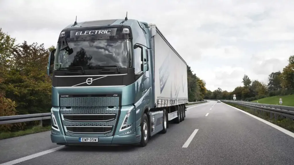 Volvo представила мобільну електростанцію PU500, яка може заряджати до 20 електромобілів на день — photo 4