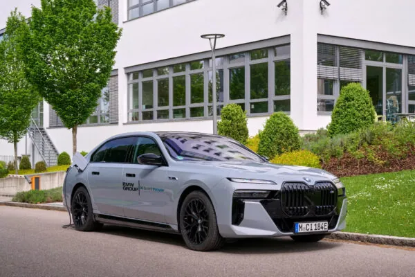BMW представила прототип i7, оснащений інноваційними твердотільними акумуляторами — photo 41965