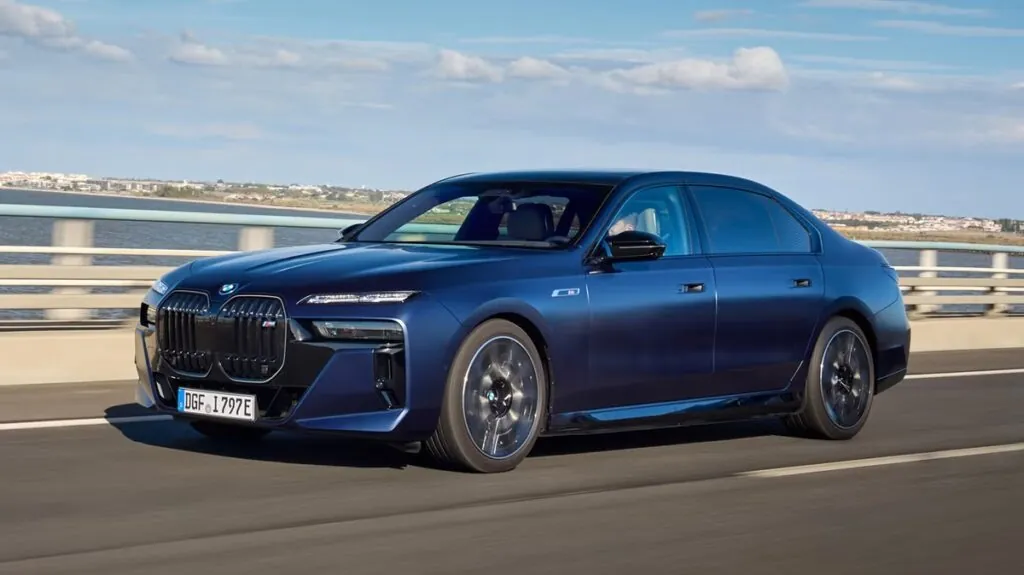 BMW представила оновлення для своїх електричних седанів — photo 5