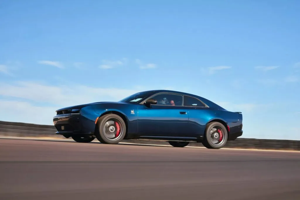 Dodge припиняє виробництво електричного Charger Daytona R/T — photo 3