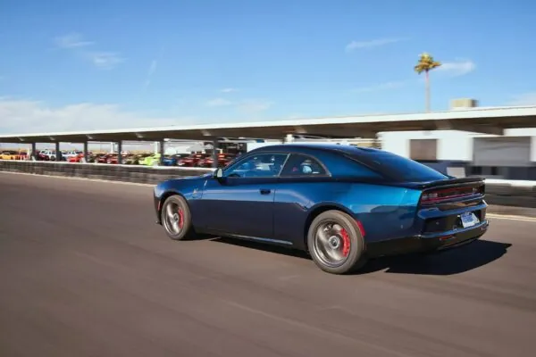Dodge припиняє виробництво електричного Charger Daytona R/T — photo 41492