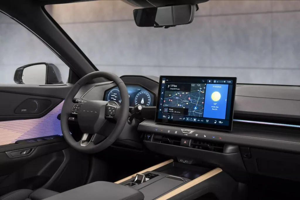 Lexus офіційно представив європейську версію нового Lexus ES — photo 3